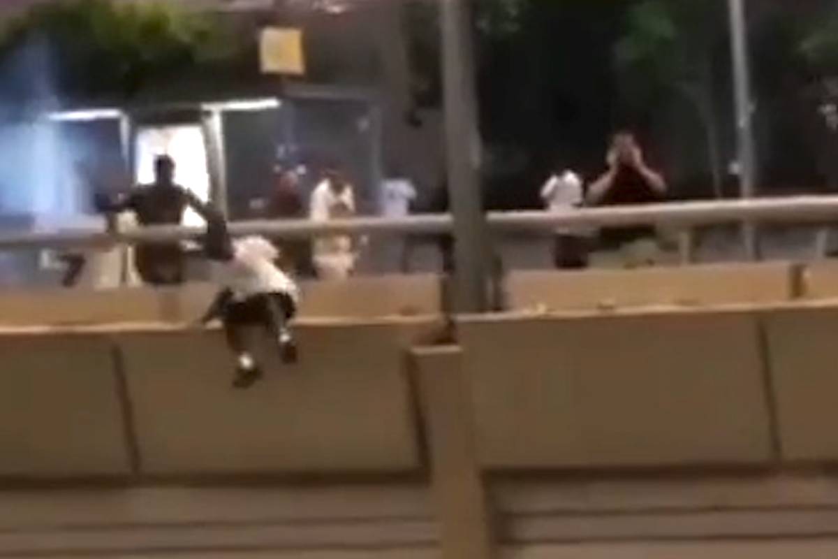 Milhares de cidadãos etíopes em Israel tomaram às ruas em protesto após uma mulher omitir socorro a um menino de quatro anos, atropelado e morto em uma via local; acossado pela polícia, um manifestante se feriu ao pular de uma ponte
