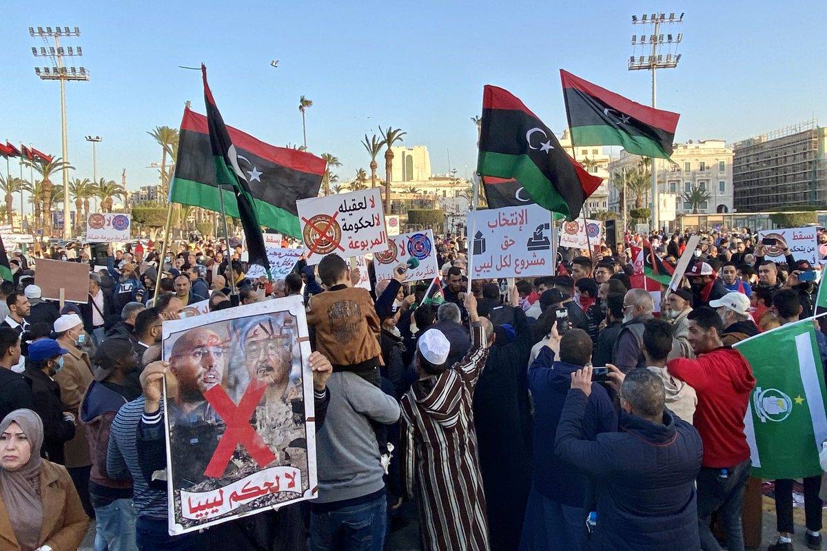 Centenas de pessoas protestam para exigir a realização imediata de eleições no país e o fim do período de transição em Trípoli, Líbia, em 5 de março de 2022 [Hazem Ahmed Turkia/ Agência Anadolu]

