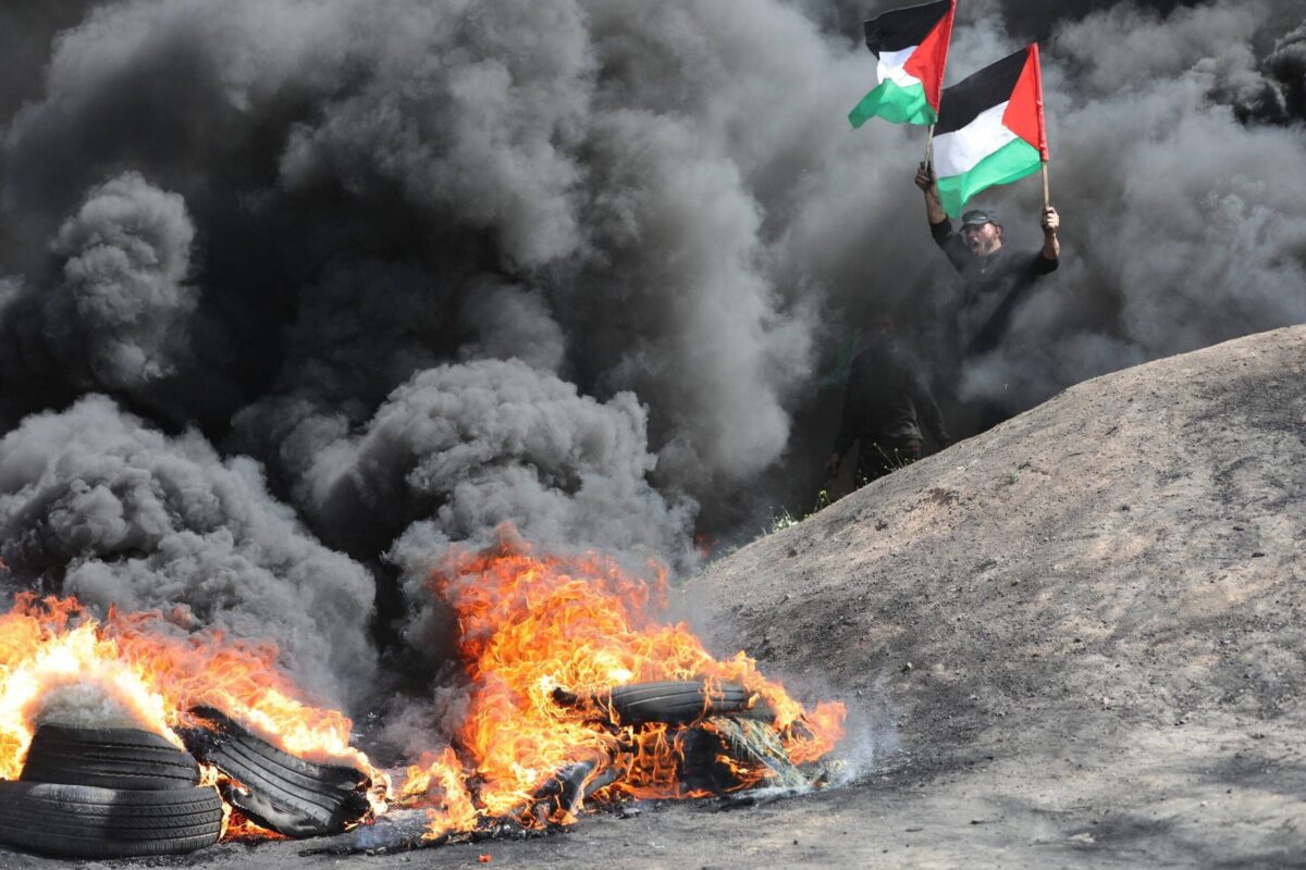 Protesto palestino contra invasão israelense a localidades islâmicas durante o Ramadã [Mohammed Asad/MEMO]
