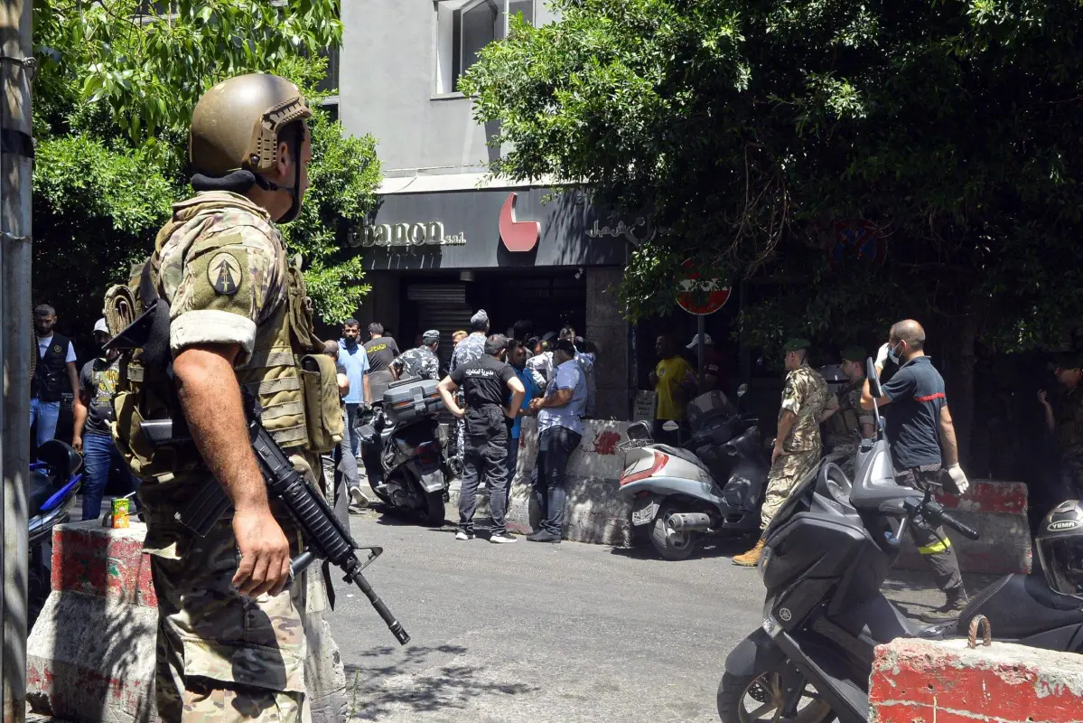 Polícia cerca agência bancária no Líbano após um atirador não identificado tomar reféns no local, em Beirute, 11 de agosto de 2022 [Houssam Shbaro/Agência Anadolu]
