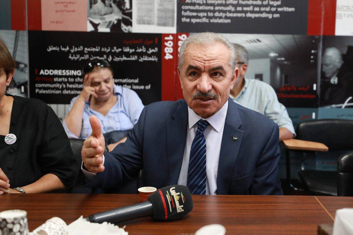 Primeiro-ministro da Autoridade Palestina (AP), Mohammad Shtayyeh, realiza coletiva de imprensa após forças israelenses fecharem sete ongs em Ramallah, na Cisjordânia ocupada, em 18 de agosto de 2022 [Issam Rimawi/Agência Anadolu]
