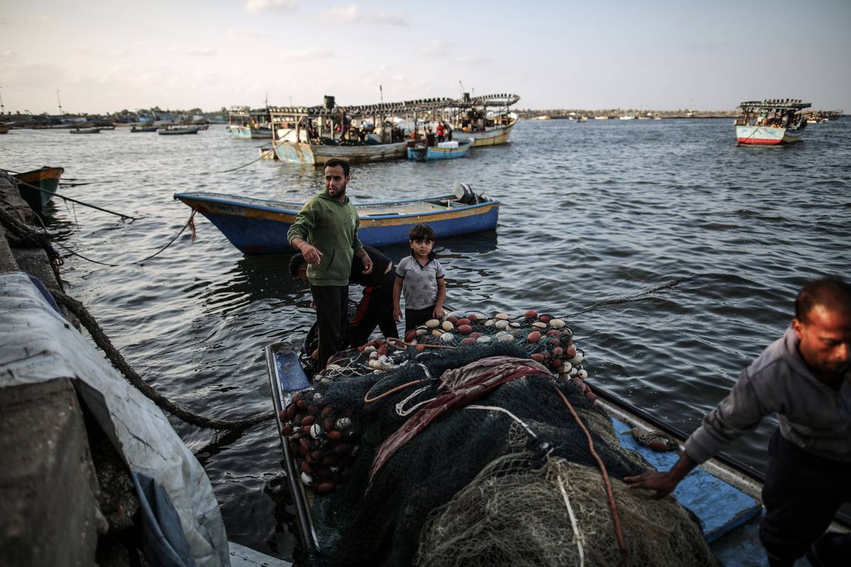 Barcos de pesca nos mares de Gaza, em 16 de setembro de 2022 [Ali Jadallah/Agência Anadolu]
