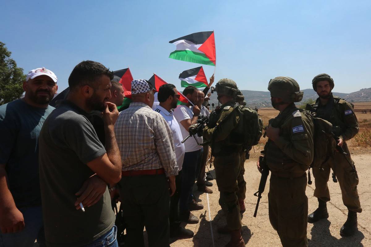Soldados israelenses reprimem protesto palestino contra a construção de assentamentos ilegais na aldeia de Beit Decen, na região de Nablus, na Cisjordânia ocupada, em 25 de agosto de 2023 [Nedal Eshtayah/Agência Anadolu]
