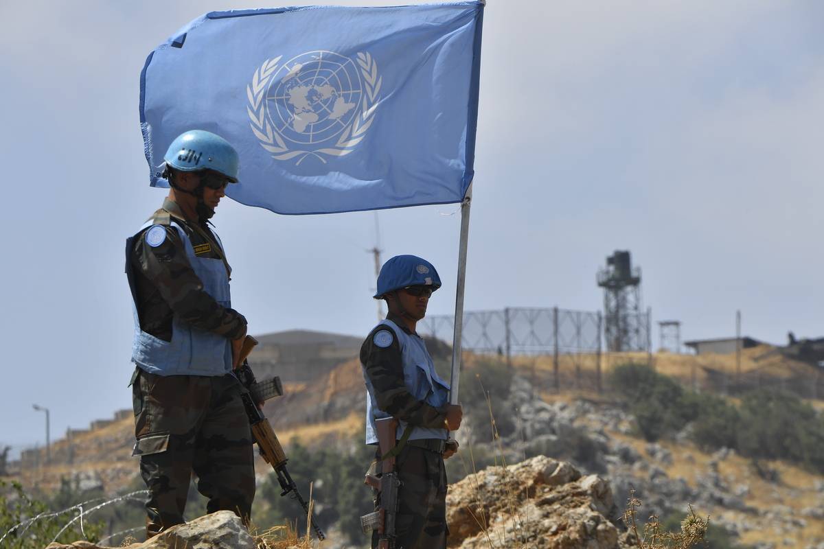 Força Interina das Nações Unidas no Líbano (Unifil) montam guarda na região fronteiriça de Kafr Shuba, considerada zona em disputa entre Beirute e Tel Aviv, em 28 de agosto de 2023 [Houssam Shbaro/Agência Anadolu]
