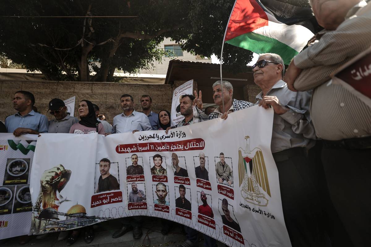 GAZA CITY, GAZA - AUGUST 28: People, holding banners, hold a demonstration as they demand the return of the bodies detained by Israel in front of the International Committee of the Red Cross (ICRC) building in Gaza City, Gaza on August 28, 2023.  ( Ali Jadallah - Anadolu Agency )