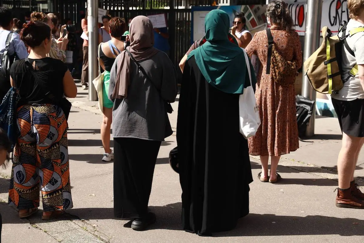 Protesto convocado pelos trabalhadores do Colégio Maurice-Utrillo contra restrições a trajes islâmicos nas escolas em Saine-Saint-Denis, na periferia de Paris, na França, 6 de setembro de 2023 [Mohamad Alsayed/Agência Anadolu]
