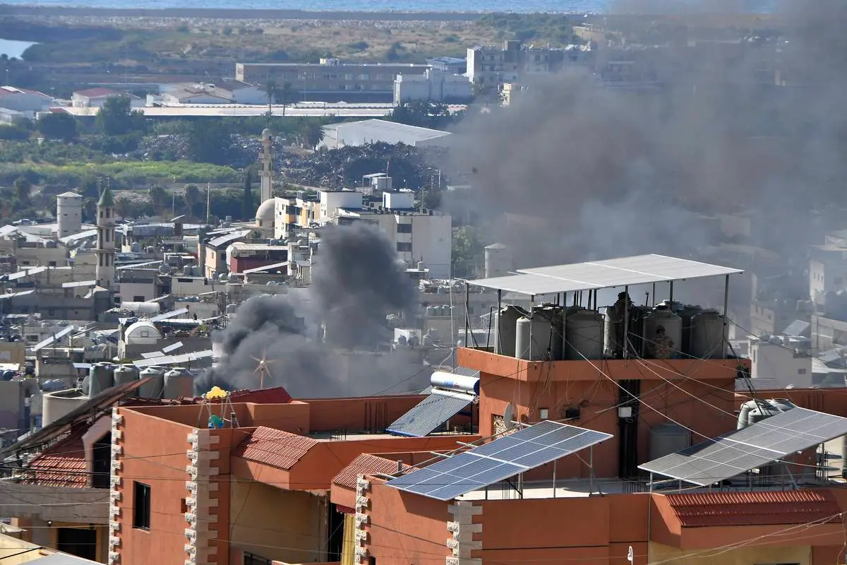 Confrontos em Ain al-Hilweh, maior no campo de refugiados palestinos no Líbano, continuam apesar de cessar-fogo, na região de Sídon, em 9 de setembro de 2023 [Houssam Shbaro/Agência Anadolu ]

