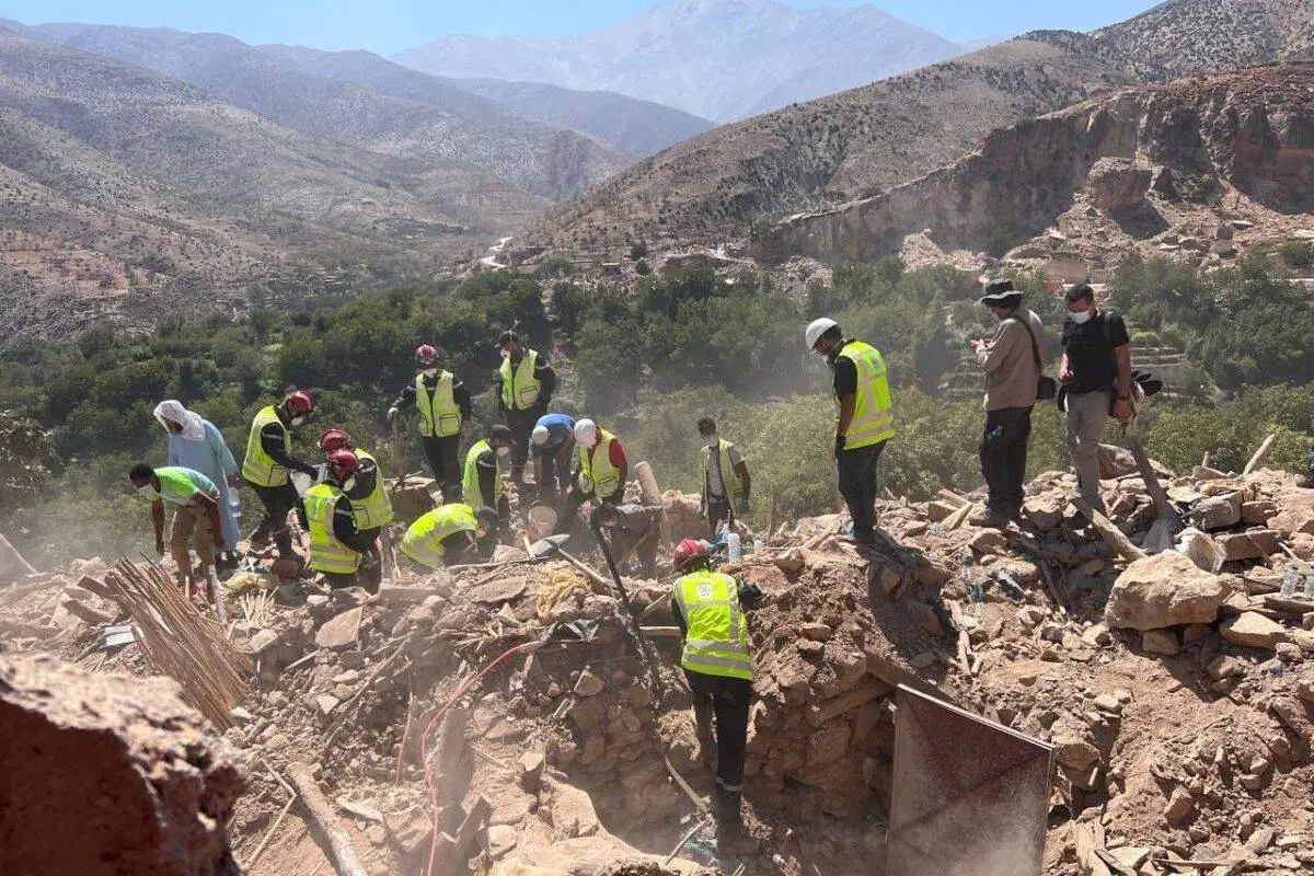 As operações de busca e resgate de pessoas presas sob os escombros continuam  no quinto dia após o terremoto de magnitude 7 na cidade de Talat N'Yaaqoub, em Marrakech, Marrocos, em 13 de setembro de 2023 [Said Echarif/Agência Anadolu]