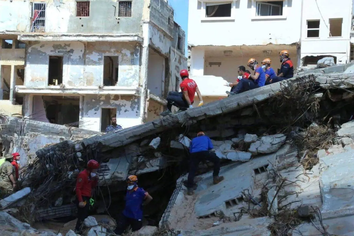 Equipes da Autoridade de Gestão de Desastres e Emergência da Turquia (AFAD) participam das operações de busca após tempestades tropicais atingirem a Líbia, em 13 de setembro de 2023 [AFAD/Agência Anadolu]
