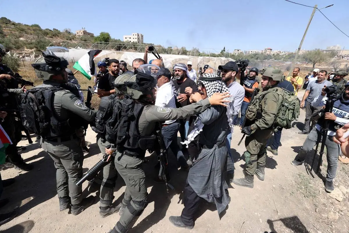 Forças israelenses reprimem protesto palestino contra obras coloniais na aldeia de Qaryut, na região de Nablus, na Cisjordânia ocupada, em 15 de setembro de 2023 [Issam Rimawi/Agência Anadolu]
