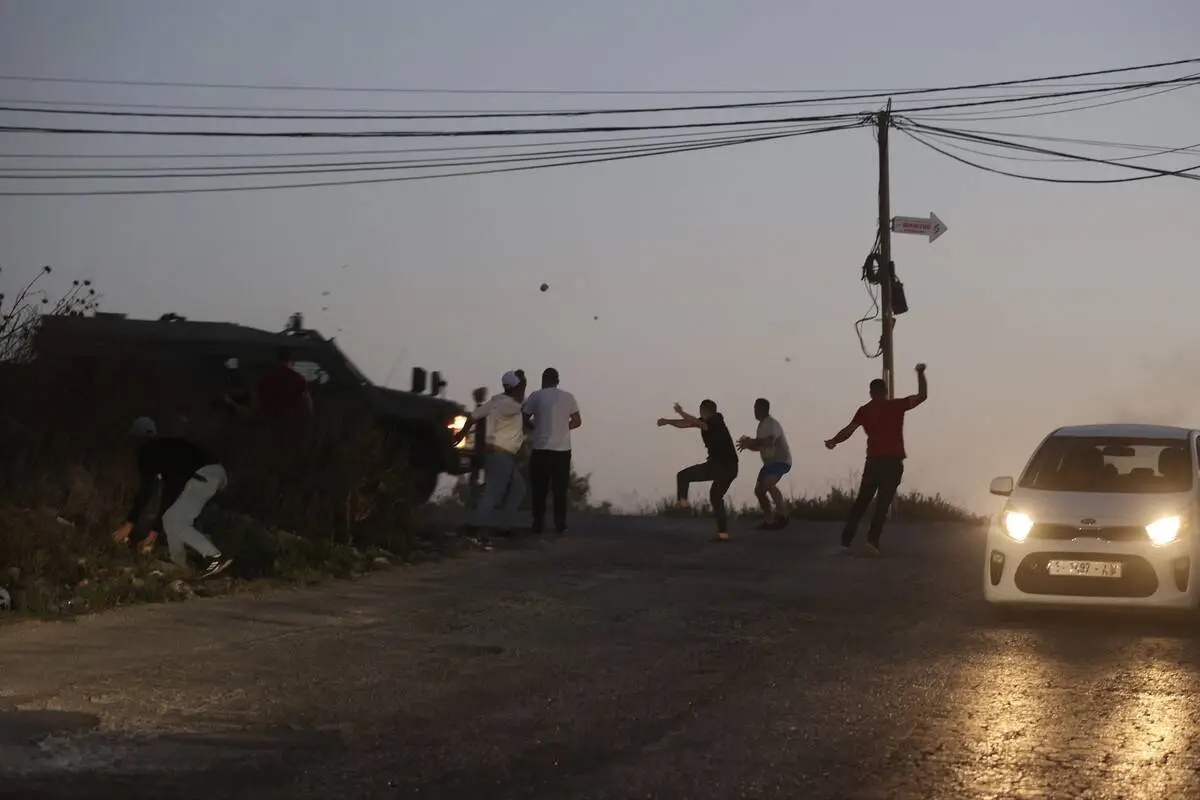 Os confrontos eclodiram entre as forças israelenses e os palestinos quando as forças israelenses detiveram dois palestinos durante uma operação na Universidade de Birzeit, na cidade de Birzeit, perto da cidade de Ramallah, Cisjordânia ocupada, em 24 de setembro de 2023 [Issam Rimawi/Agência Anadolu]

