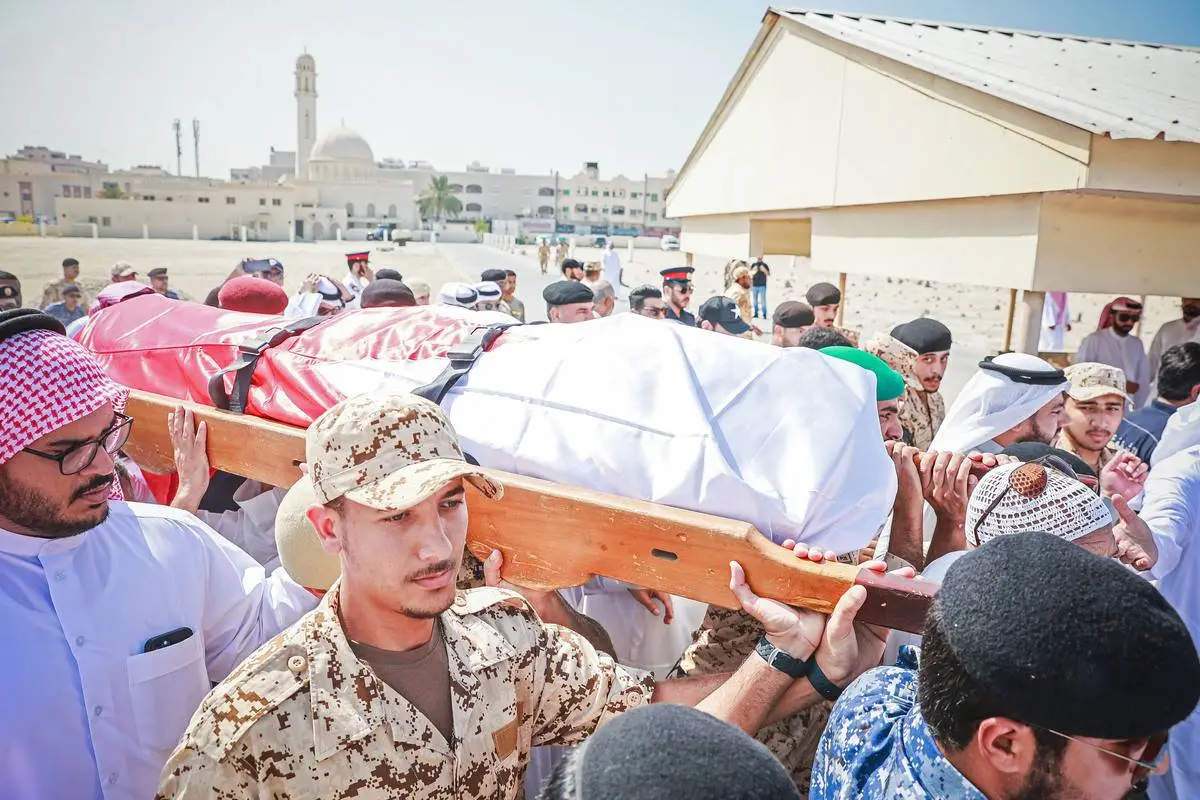 Parentes do soldado bareinita Mubarak Al-Kubaisi e soldados do Bahrein participam do funeral de Al-Kubaisi em Muharraq, Bahrein, em 26 de setembro de 2023. [Ayman Yaqoob - Agência Anadolu].