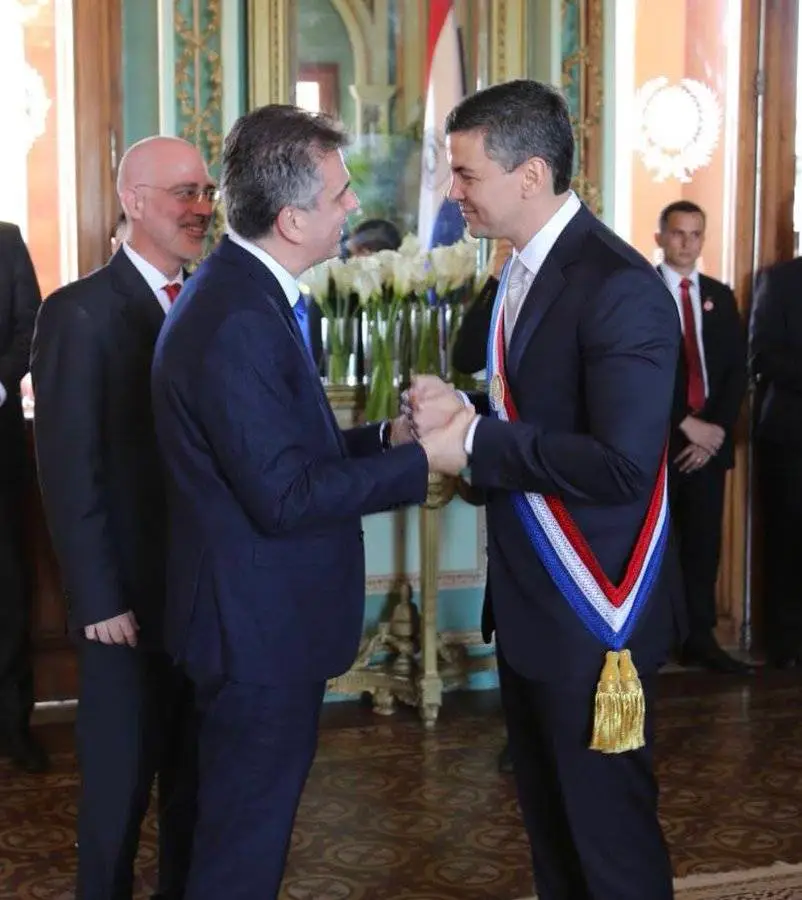 O presidente paraguaio Santiago Peña (à direita) e o ministro das Relações Exteriores de Israel, Eli Cohen (à esquerda). [@elicoh1/Twitter]