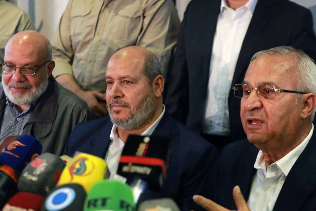 Da esquerda para a direita: Abdulaziz al-Minawi, membro sênior do movimento de Jihad Islâmica; Khalil al-Hayya, chefe de relações árabes do Hamas; e Talal Naji, secretário-geral da Frente Popular pela Libertação da Palestina — Comando Geral; durante coletiva de imprensa em 19 de outubro de 2022 [Louai Beshara/AFP via Getty Images]
