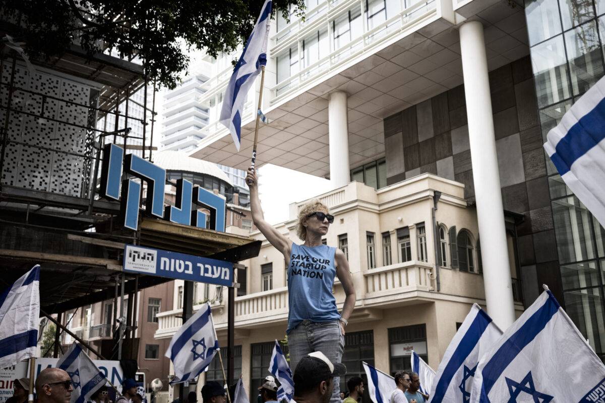 Protesto contra o governo israelense na Bolsa de Valores de Tel Aviv, em 18 de julho de 2023 [Dar Yaskil/Getty Images]
