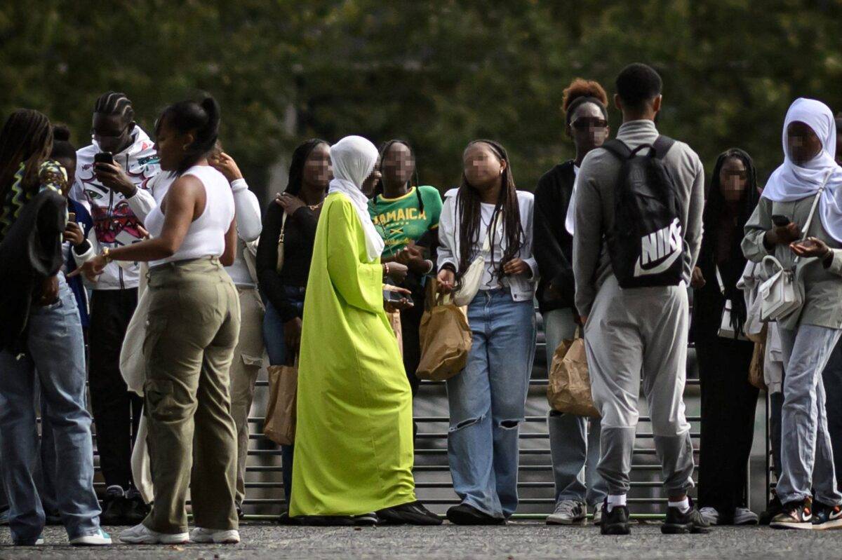 Uma jovem usando uma Abaya (C) fala com outras pessoas em uma rua de Nantes, oeste da França, em 31 de agosto de 2023 [LOIC VENANCE/AFP via Getty Images]
