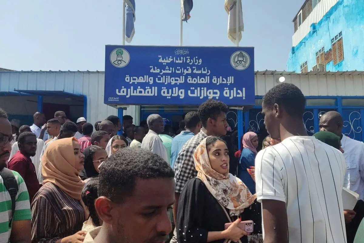 Sudaneses fazem fila em um órgão federal de Gedaref, após autoridades anunciarem a retomada da emissão de passaportes no Sudão assolado pela guerra, em 3 de setembro de 2023 [AFP via Getty Images]