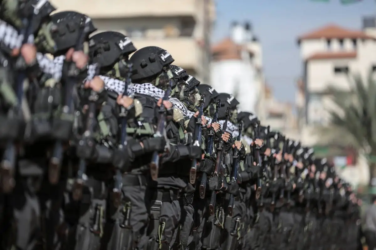 Membros das Brigadas Izz ad-Din al Qassam, o braço armado do grupo palestino Hamas, desfilam no 35º aniversário do Hamas na Praça Al-Qatiba na Cidade de Gaza, Gaza, em 14 de dezembro de 2022. [Ali Jadallah/Agência Anadolu].
