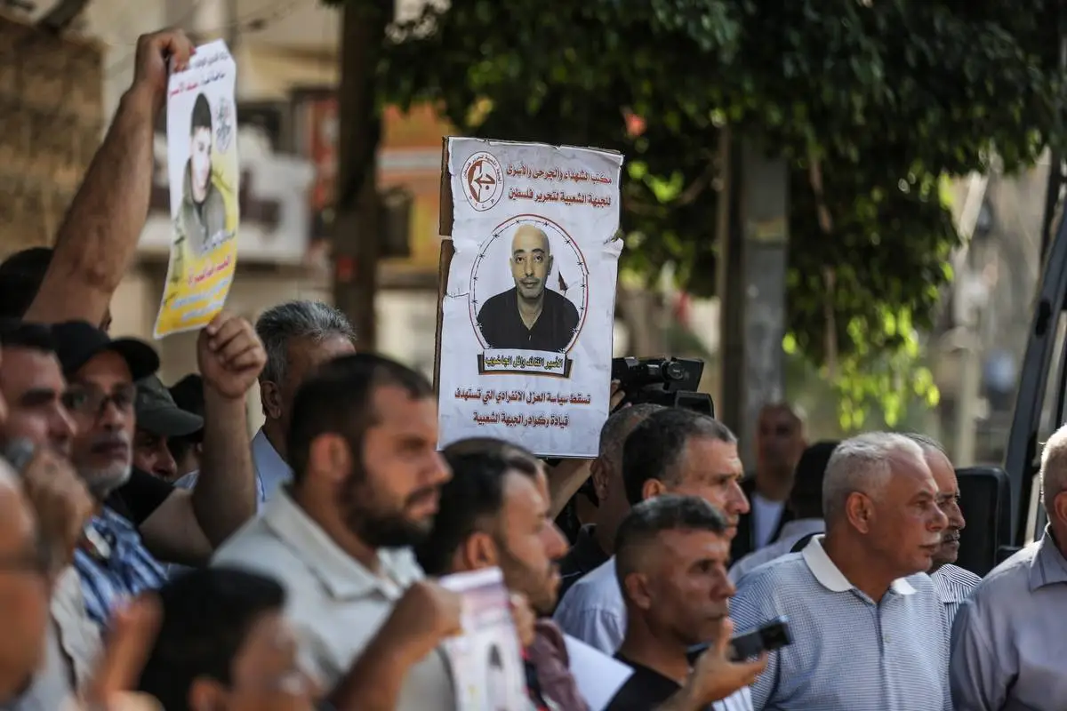 Protesto em apoio aos prisioneiros palestinos nas cadeias de Israel na Cidade de Gaza, em 18 de setembro de 2023 [Ali Jadallah/Agência Anadolu]
