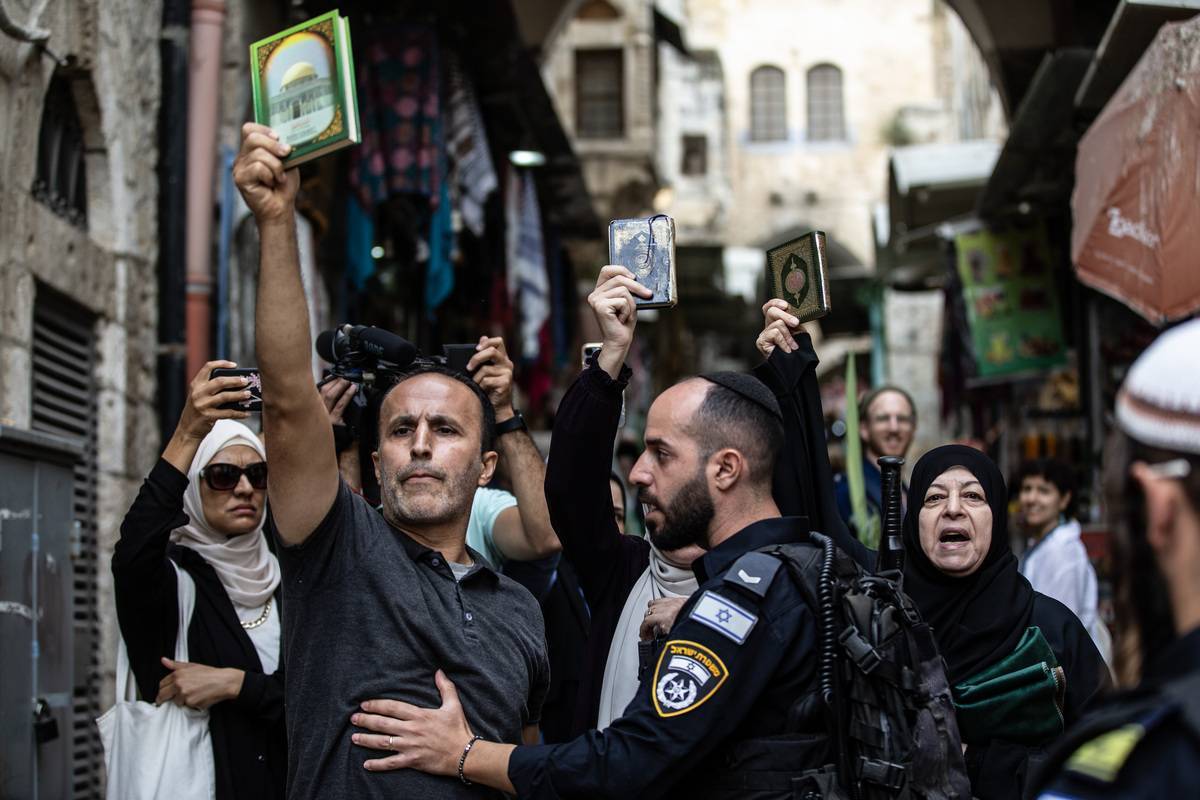 Forças israelenses reprimem palestinos no complexo de Al-Aqsa, durante invasão de colonos israelenses durante o feriado judaico de Sukkot, na Cidade Velha de Jerusalém ocupada, em 1° de outubro de 2023 [Mostafa Alkharouf/Agência Anadolu]
