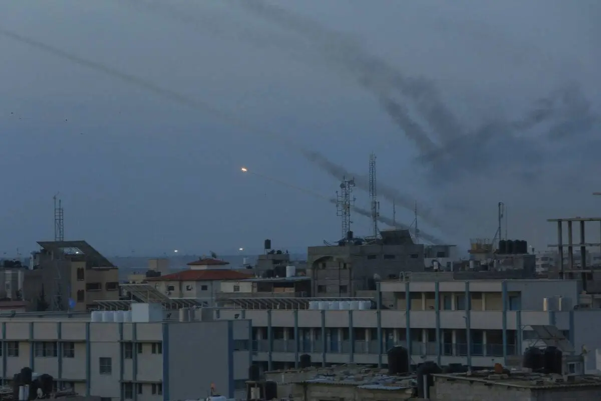 
Uma visão dos foguetes disparados por palestinos em resposta aos ataques aéreos israelenses durante uma operação na Cidade de Gaza, Gaza, em 7 de outubro de 2023 [Abed Rahim Khatib/Agência Anadolu]
