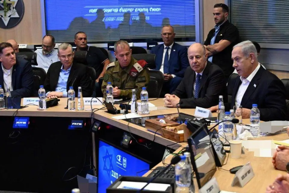 
O primeiro-ministro israelense, Benjamin Netanyahu, realiza uma reunião com o gabinete de segurança em Tel Aviv, Israel, em 7 de outubro de 2023. [Haim Zach (GPO)/Agência Anadolu]
