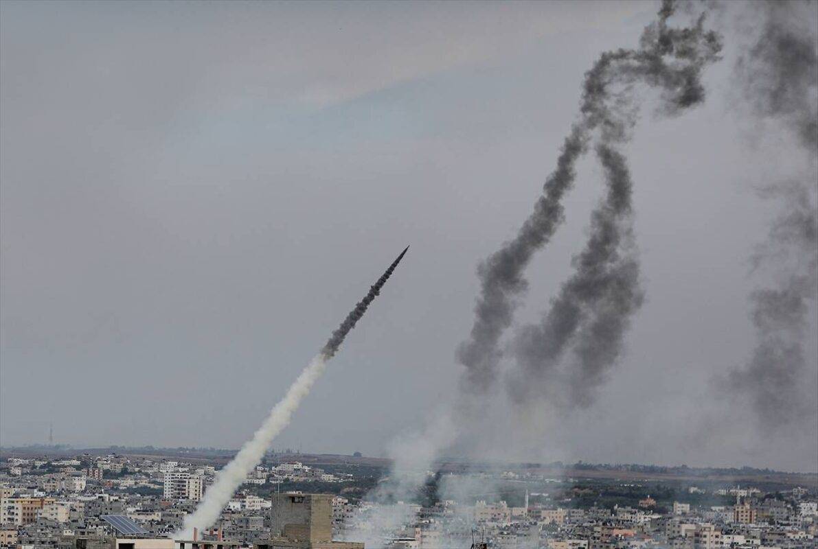  Palestina dispara foguetes em resposta aos ataques aéreos israelenses na Cidade de Gaza, Gaza, em 7 de outubro de 2023. [Mustafa Hassona/Agência Anadolu]