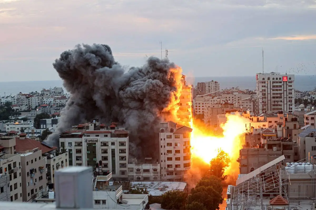 Bombardeios israelenses atingem shopping de Gaza, em 7 de outubro de 2023 [Mustafa Hassona/Agência Anadolu]
