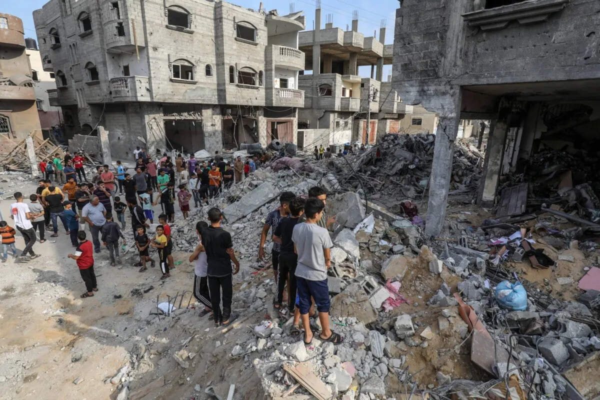 Escombros deixados por bombardeios israelenses em Rafah, na Faixa de Gaza, em 8 de outubro de 2023 [Abed Rahim Khatib/Agência Anadolu]
