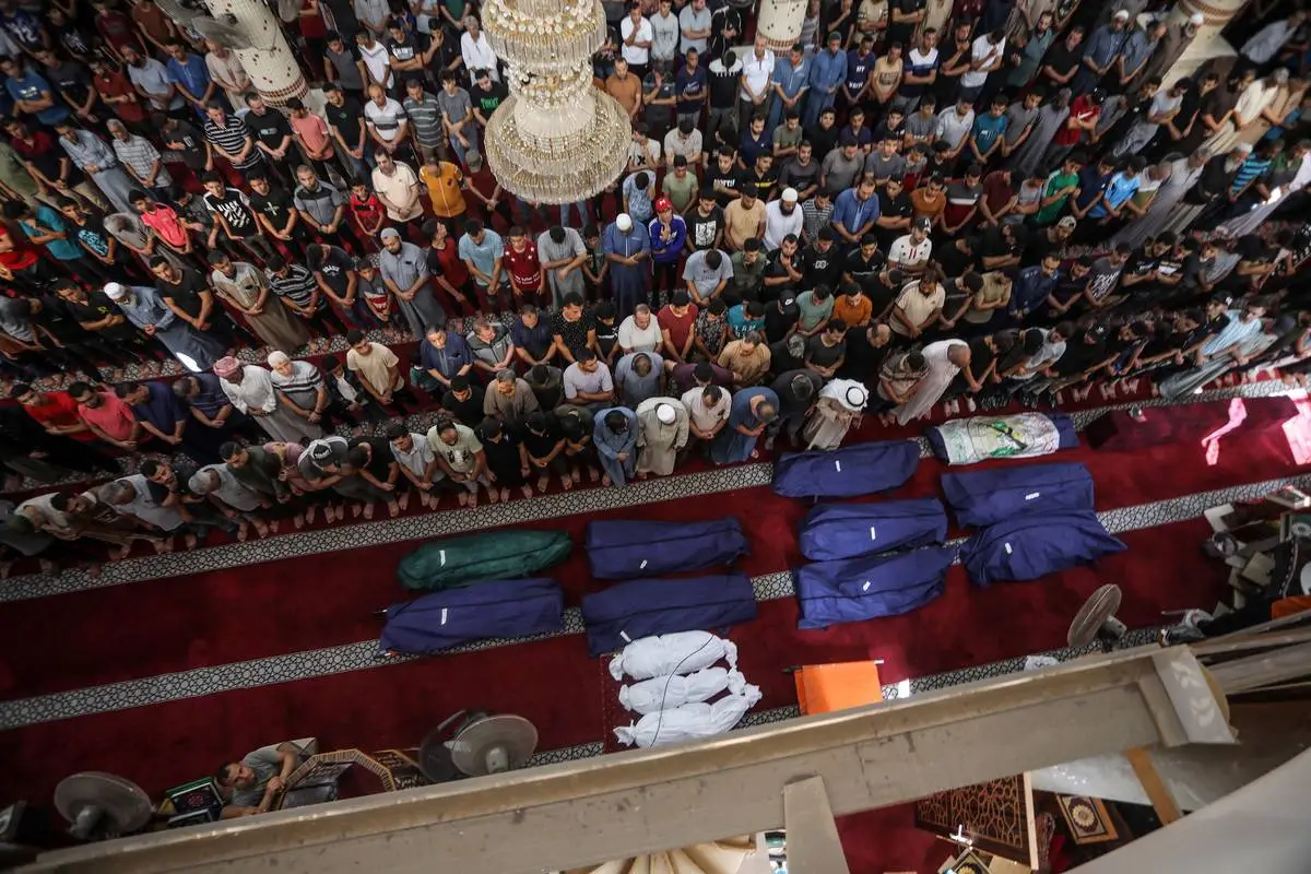 Uma vista aérea da cerimônia fúnebre dos 13 palestinos mortos pelas forças israelenses, incluindo crianças em Rafah, Gaza, em 8 de outubro de 2023. [Abed Rahim Khatib – Agência Anadolu]

