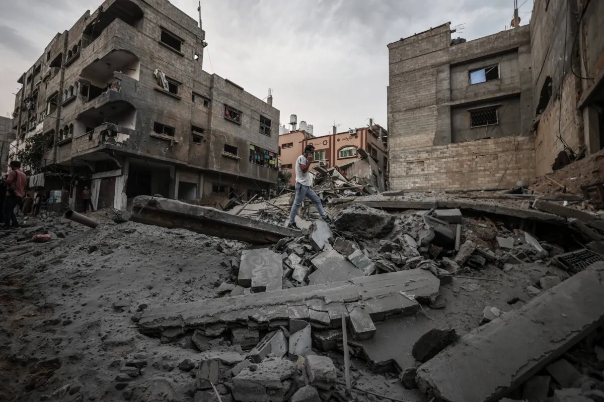 Destroços deixados pelos bombardeios israelenses no campo de refugiados de al-Shati, na Faixa de Gaza, em 9 de outubro de 2023 [Ali Jadallah/Agência Anadolu]
