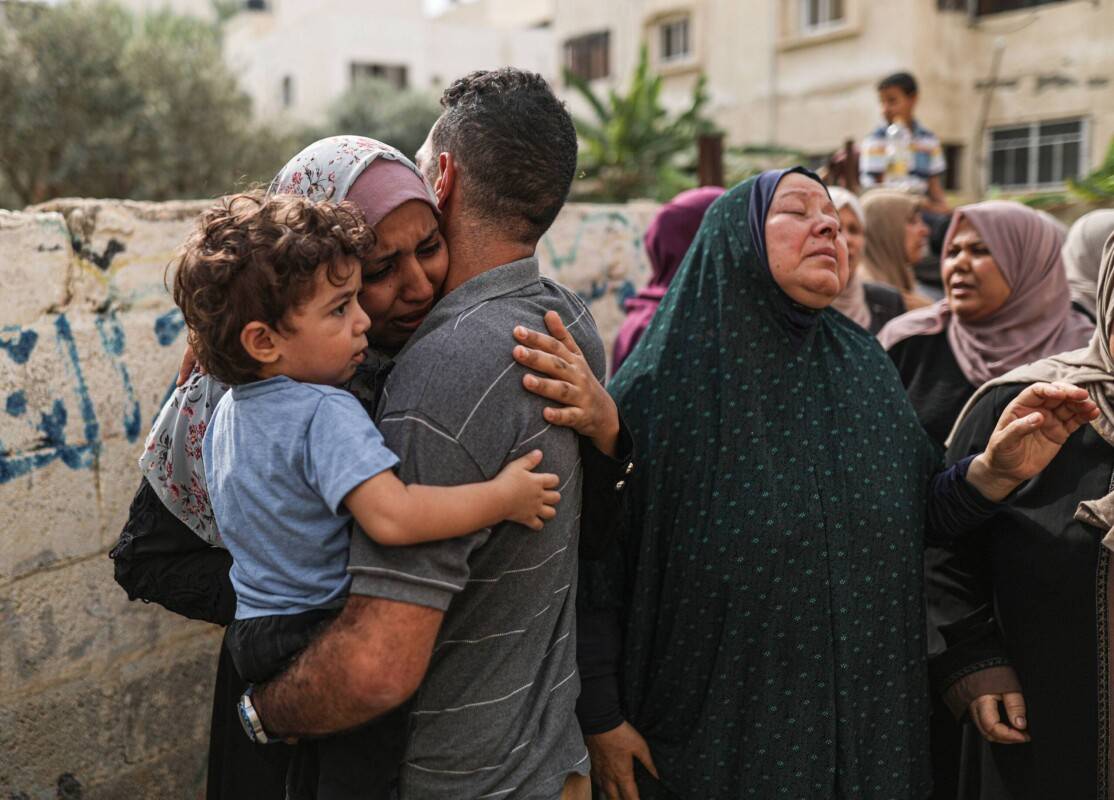Funeral de oito membros da família Shamlah, mortos pelos bombardeios israelenses, na Cidade de Gaza, em 9 de outubro de 2023 [Mustafa Hassona/Agência Anadolu]
