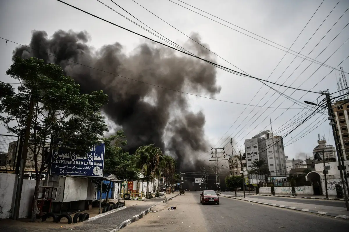 Bombardeios israelenses em Khan Yunis, Gaza, 9 de outubro de 2023 [Abed Zagout/Agência Anadolu]
