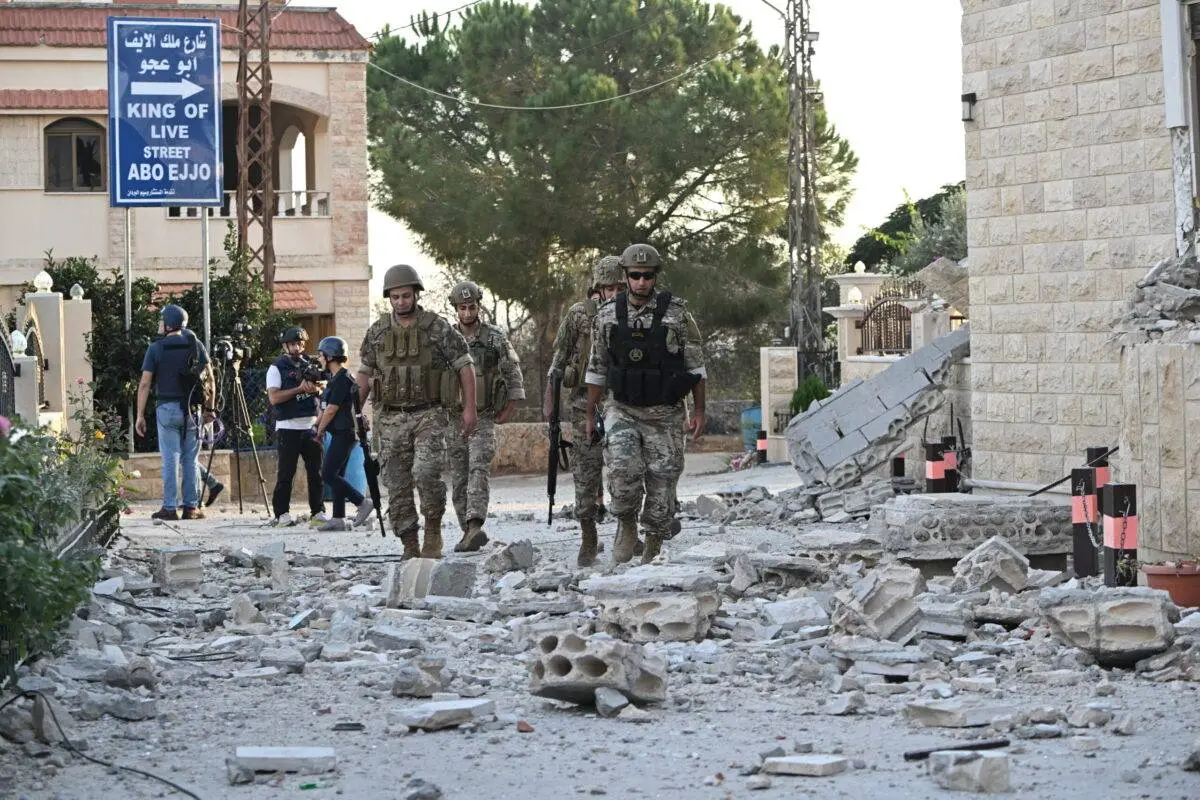 Oficiais do exército libanês inspecionam área atingida por artilharia israelense; ao menos cinco prédio e uma mesquita foram danificados em Tiro, Líbano, 11 de outubro de 2023 [Houssam Shbaro/Agência Anadolu]

