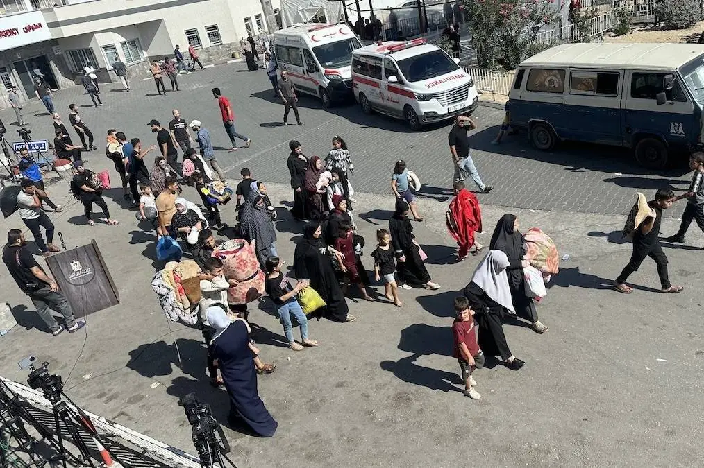 População foge com seus pertences depois que a ONU informou que o exército israelense quer 1,1 milhão de civis deixando suas casas e indo para o sul da região na Cidade de Gaza, Gaza, em 13 de outubro de 2023. [Doaa albaz - Agência Anadolu]
