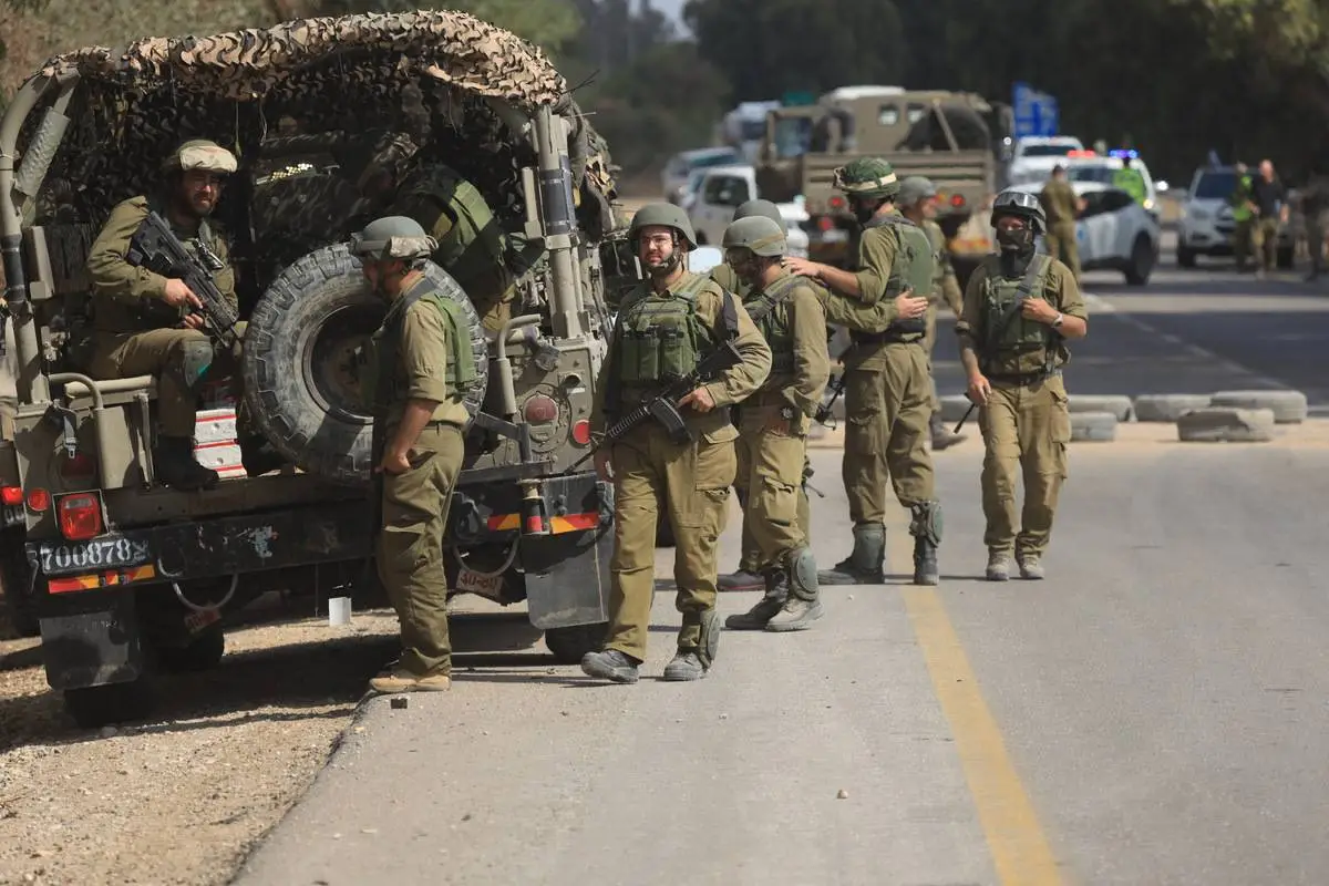 O exército israelense envia dezenas de tanques e veículos blindados junto com membros militares para a área de fronteira de Gaza em Sderot, Israel, em 13 de outubro de 2023. [Saeed Qaq/ Agência Anadolu]
