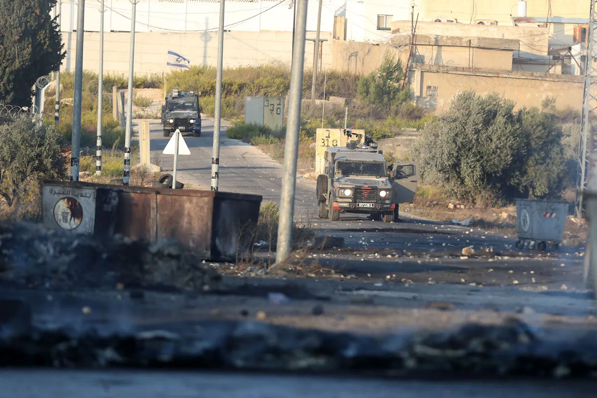 As forças israelenses entram em confronto com os palestinos no distrito de Beit El, em Ramallah, Cisjordânia, em 13 de outubro de 2023. [Issam Rimawi – Agência Anadolu]

