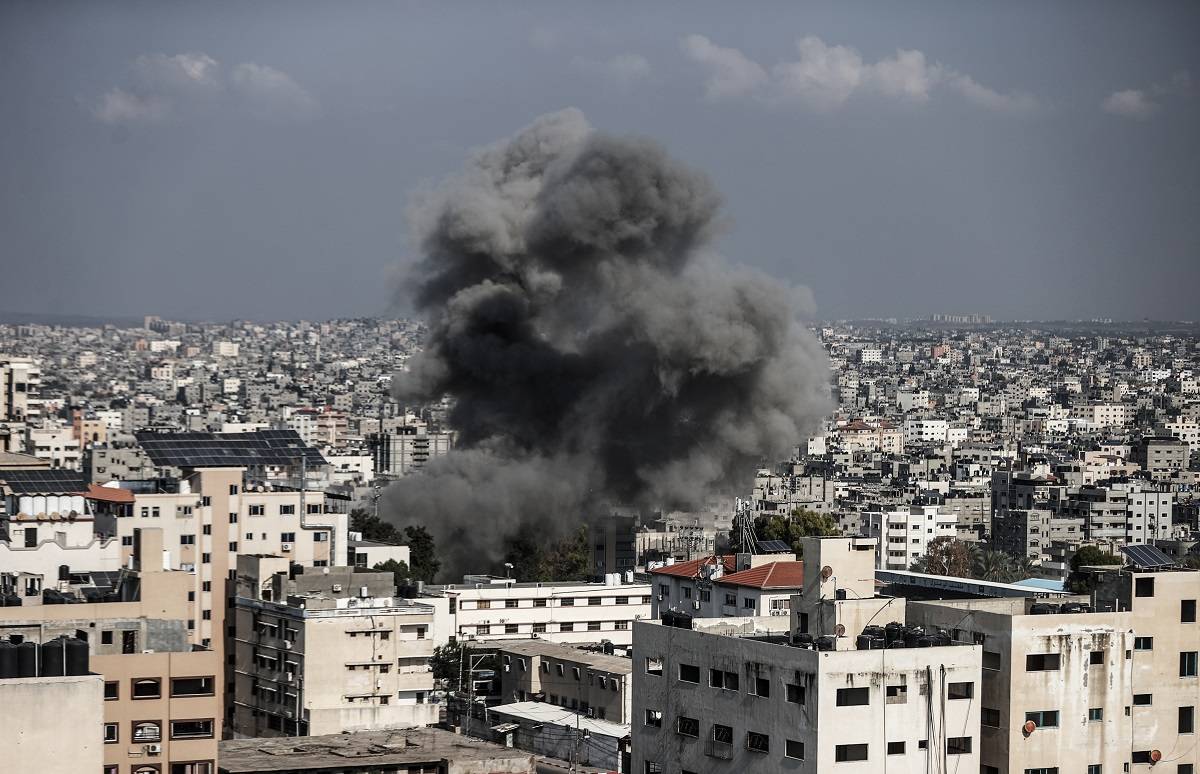 A fumaça preta sobe após um ataque aéreo israelense no oitavo dia de confrontos na Faixa de Gaza, Gaza, em 13 de outubro de 2023.
[Ali Jadallah/Anadolu]