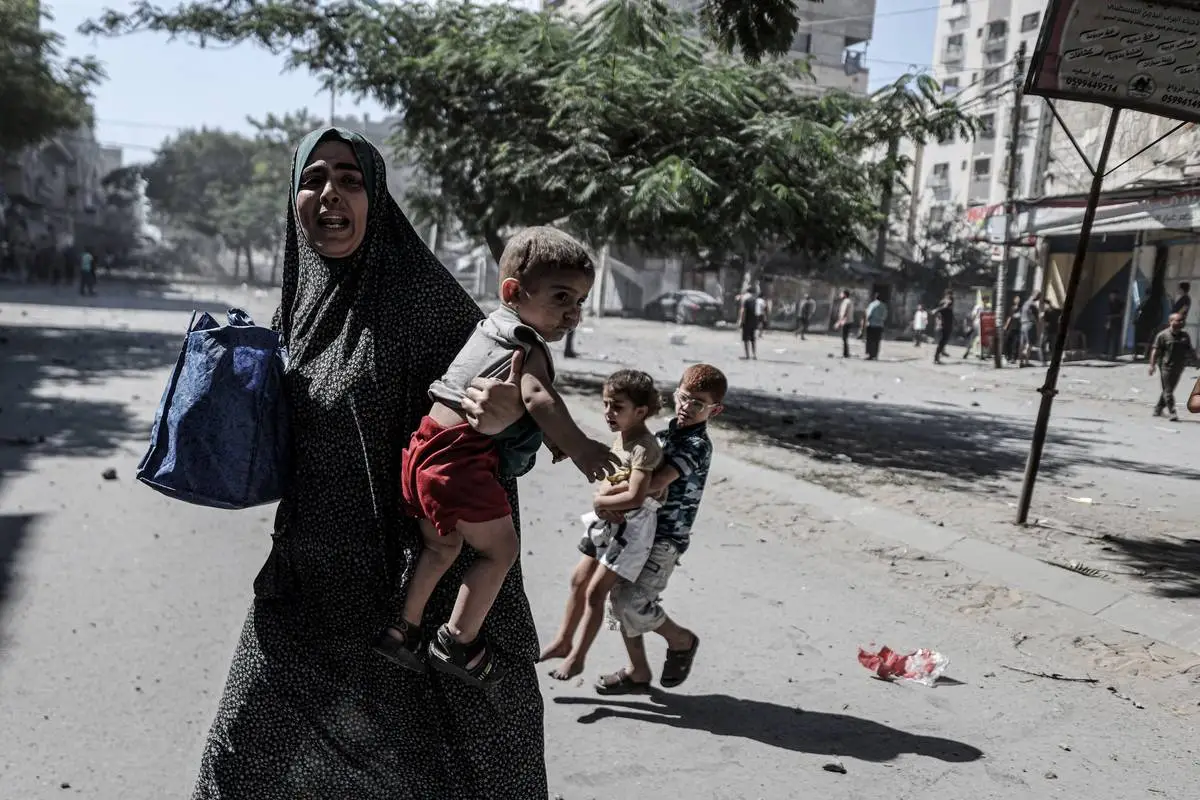 Palestinos tentam fugir dos bombardeios israelenses a suas casas, na Cidade de Gaza, em 15 de outubro de 2023 [Ali Jadallah/Agência Anadolu]
