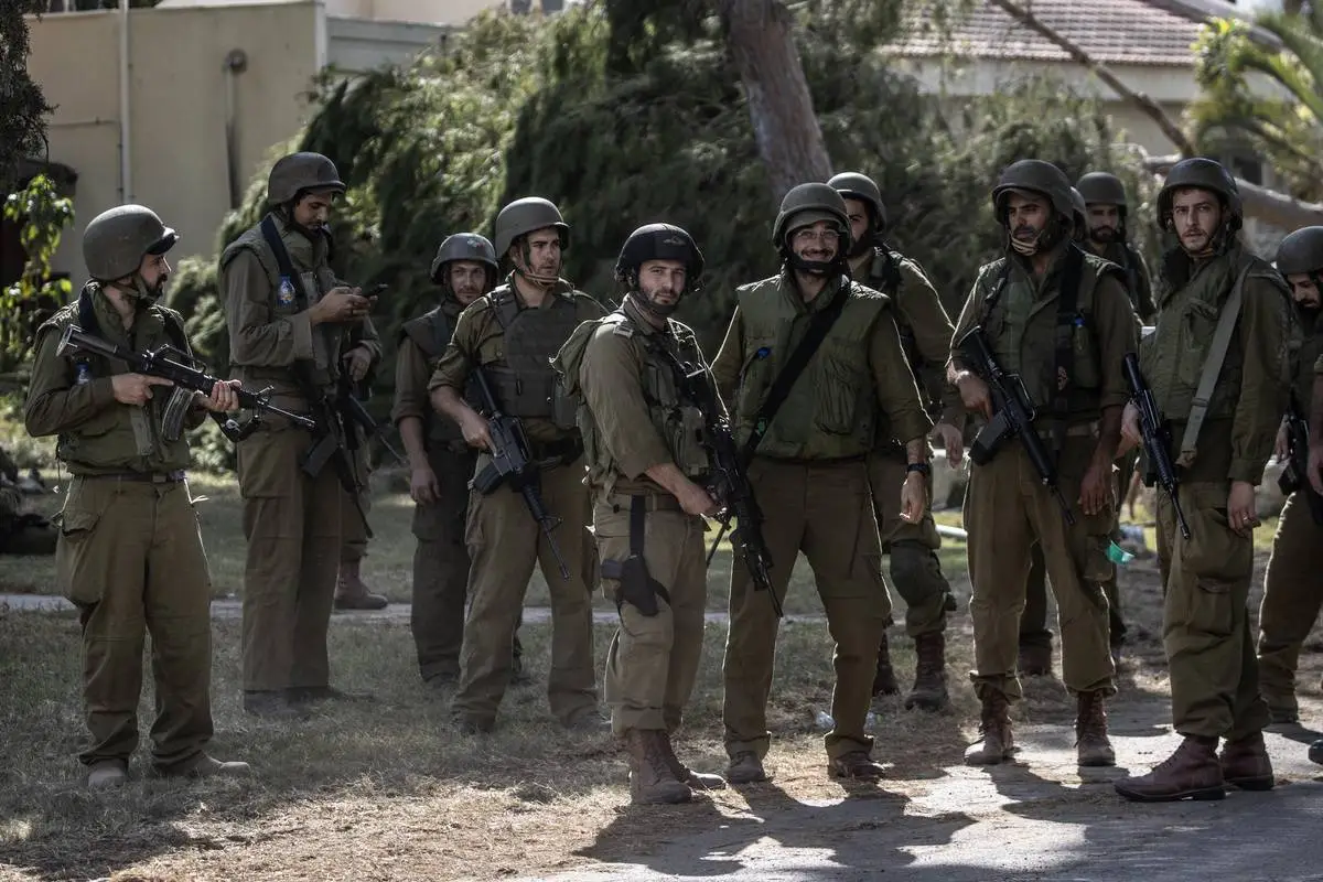 Pessoas doam sangue para feridos depois que o Ministro da Saúde de Gaza pediu "doações urgentes de sangue" no Hospital Aqsa em Deir Al-Balah, Gaza, em 15 de outubro de 2023. [Doaa Albaz - Agência Anadolu]