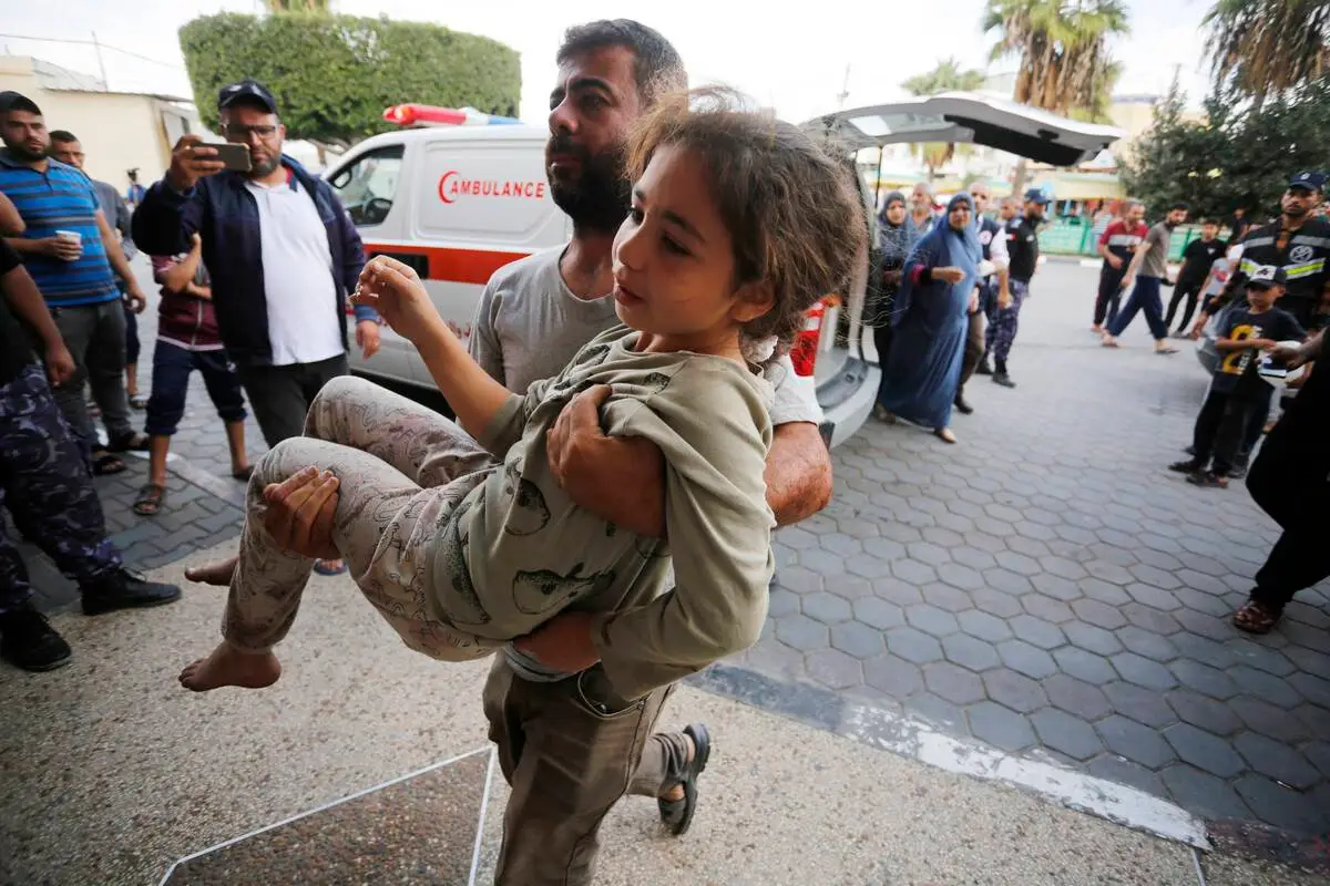 Feridos são transferidos às pressas ao Hospital Shuhada al-Aqsa após Israel bombardear Deir-al
Balah, na Faixa de Gaza, em 16 de outubro de 2023 [Ashraf Amra/Agência Anadolu]
