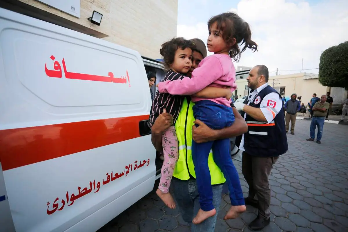 Feridos são transferidos às pressas ao Hospital Shuhada al-Aqsa após Israel bombardear Deir-al Balah, na Faixa de Gaza, em 16 de outubro de 2023 [Ashraf Amra/Agência Anadolu]
