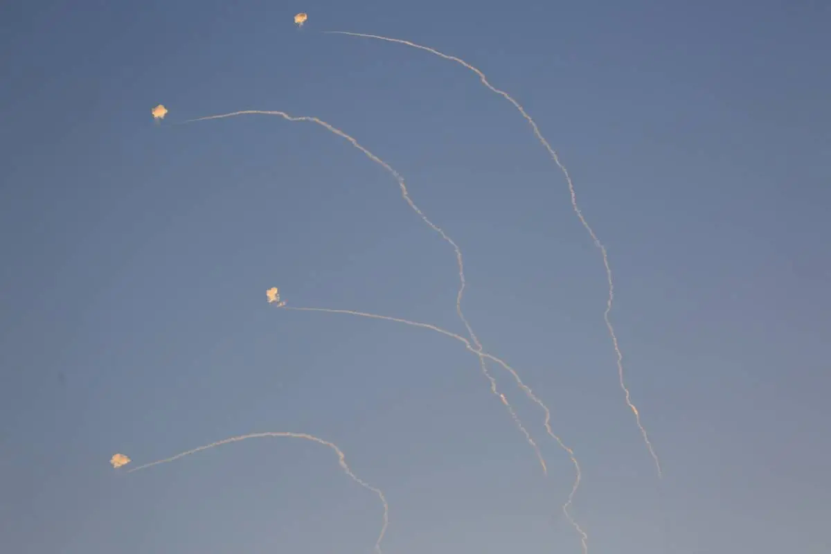 Foguetes disparados de Gaza interceptados pelo Domo de Ferro em Ashkelon, no território considerado Israel, em 16 de outubro de 2023 [Saeed Qaq/Agência Anadolu]
