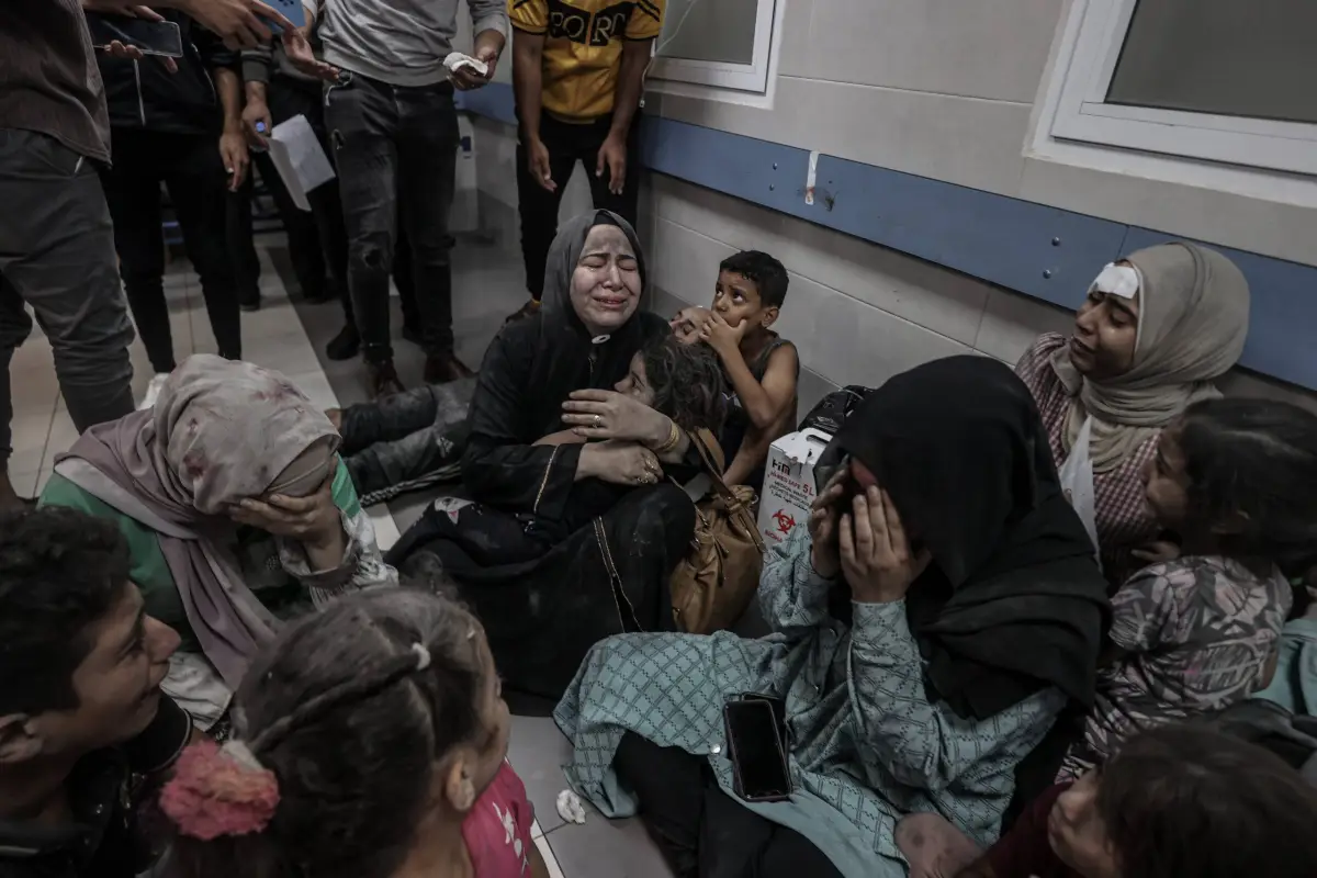 Feridos são transferidos às pressas ao Hospital al-Shifa após Israel bombardear o Hospital Baptista al-Ahli, na Cidade de Gaza, em 17 de outubro de 2023 [Ali Jadallah/Agência Anadolu]
