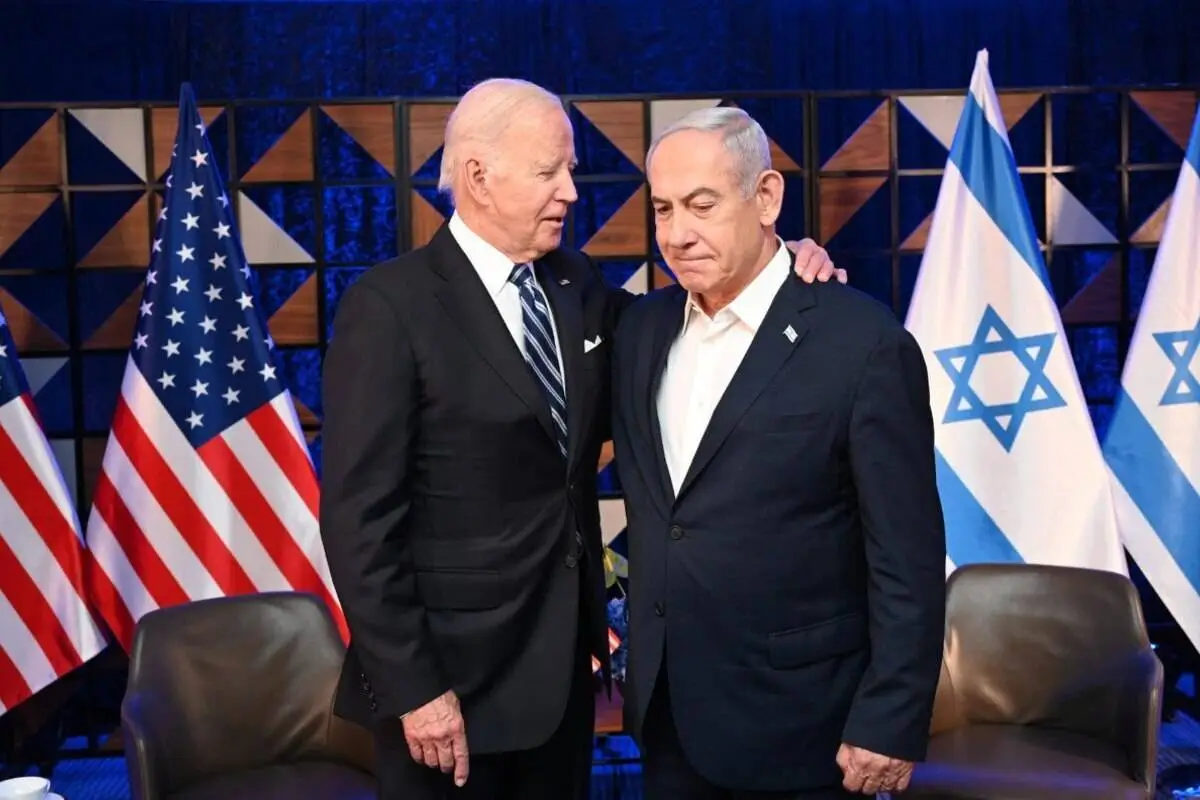 Presidente dos EUA Joe Biden abraça o primeiro-ministro israelense Benjamin Netanyahu em Tel Aviv, em 18 de outubro de 2023 [Reprodução/Agência Anadolu]
