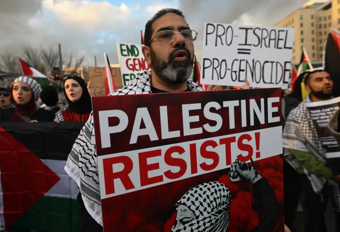 Edmonton Emergency Protest and ato por Gaza é realizado ao lado de fora da Legislatura de Alberta, em 18 de outubro de 2023, em Edmonton, Canadá. [Stringer/Agência Anadolu]
