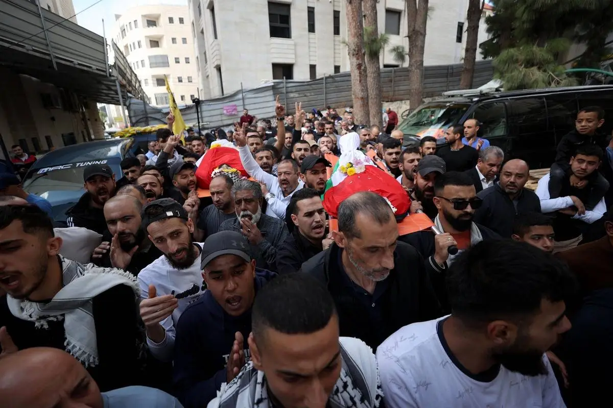 Velório de Ibrahim Jibril Ahmed Oud (32), morto por soldados israelenses durante protesto contra os ataques a Gaza, e Mohammad Andulrahman Hussein Favake (21), assassinado por colonos, em Dura al-Qar’, na região de Ramallah, na Cisjordânia ocupada, em 19 de outubro de 2023 [Issam Rimawi/Agência Anadolu]
