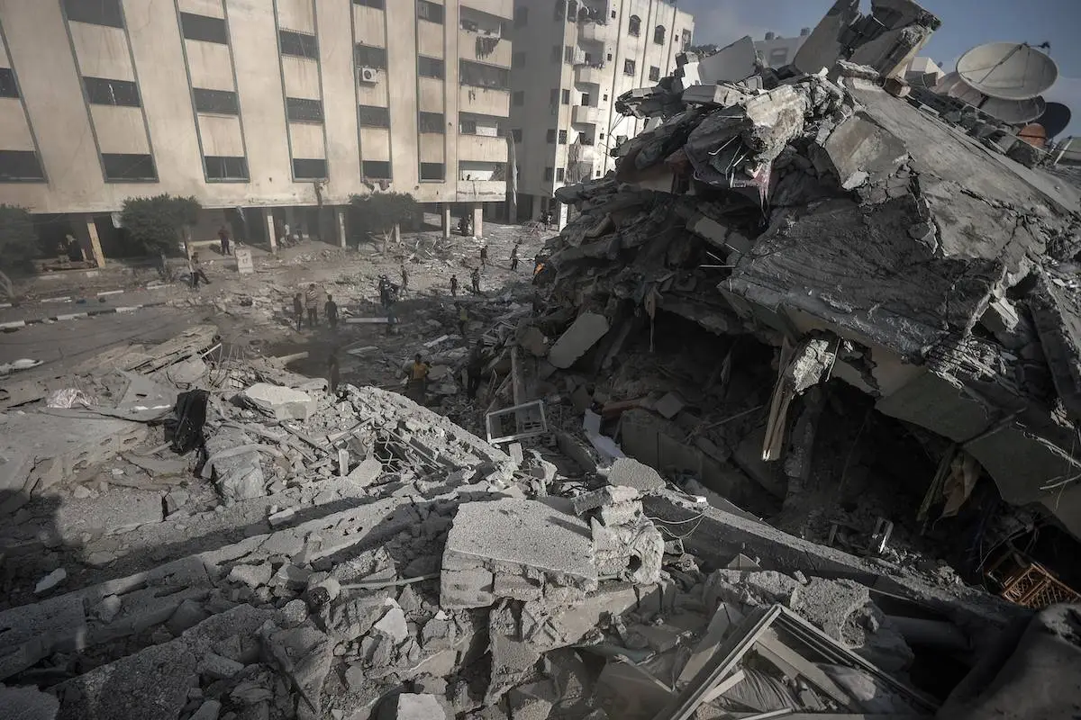Vista de destroços de edifícios após ataques aéreos israelenses no bairro de al-Zahra, na Faixa de Gaza, em 19 de outubro de 2023. [Ali Jadallah - Agência Anadolu]
