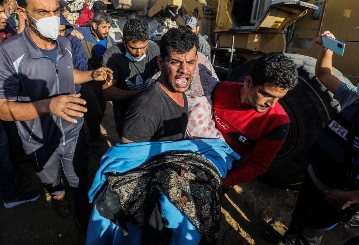 Equipes de defesa civil e moradores lançam uma operação de busca e resgate em torno dos edifícios que foram destruídos após os ataques de Israel no 13º dia em Rafah, Gaza, em 19 de outubro de 2023. Uma criança foi encontrada morta sob os escombros.
[Abed Rahim Khatib/Agência Anadolu]