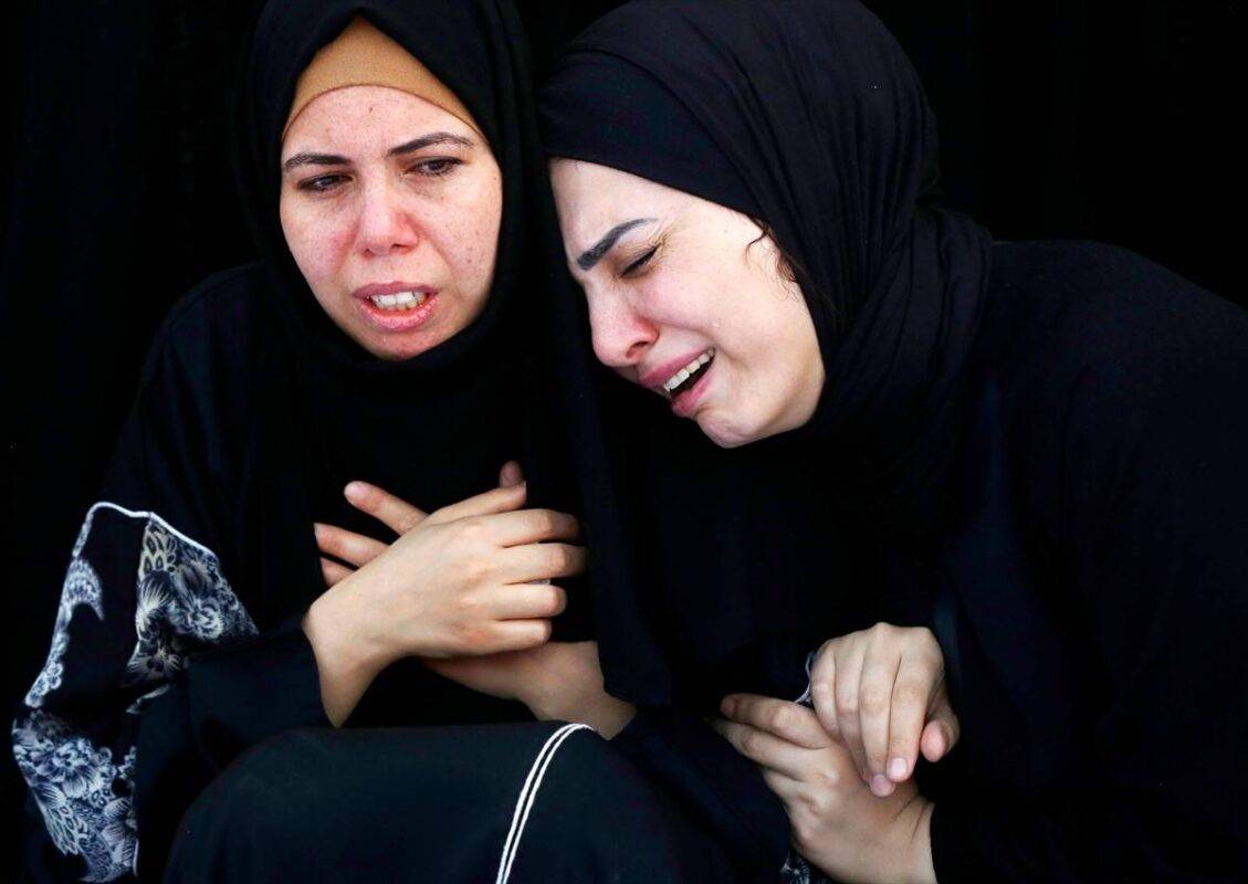Parentes da família Al Kurd, que morreu nos ataques aéreos israelenses, lamentam antes da cerimônia fúnebre no Hospital Al-Aqsa em Deir Al-Balah, Gaza, em 20 de outubro de 2023. Após o ataque de aviões de guerra israelenses no qual mais de 10 membros do A família Al Kurd morreu e seus cadáveres foram levados para o Hospital Al-Aqsa. [Ashraf Amra/Agência Anadolu]
